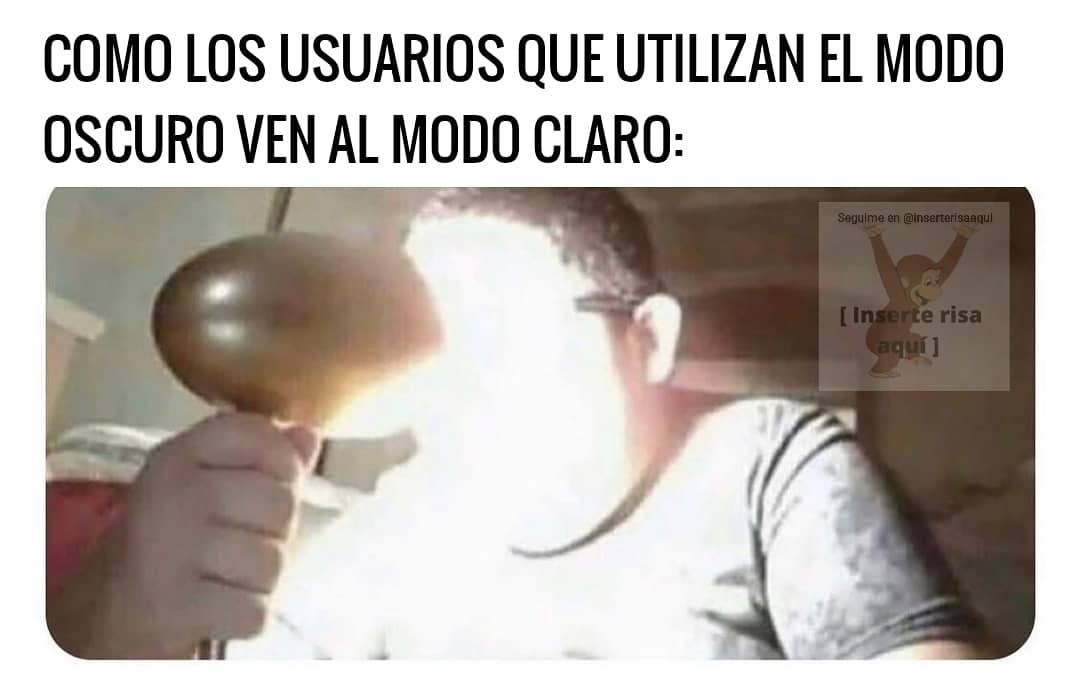 Meme de una persona con una luz de una lampara en la cara, representando la sensación de usar el modo claro